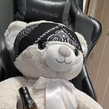 バンダナを巻いたクマのぬいぐるみ